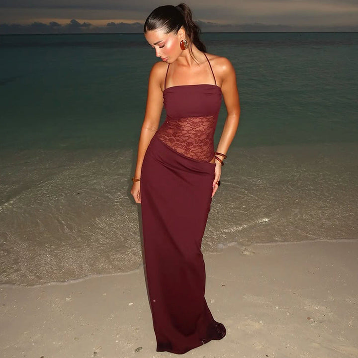 Robe longue en dentelle élégante, bretelles fines, détails raffinés, silhouette allongée, idéale pour soirées spéciales.