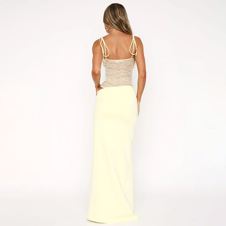 Robe longue en dentelle élégante, bretelles fines, détails raffinés, silhouette allongée, idéale pour soirées spéciales.