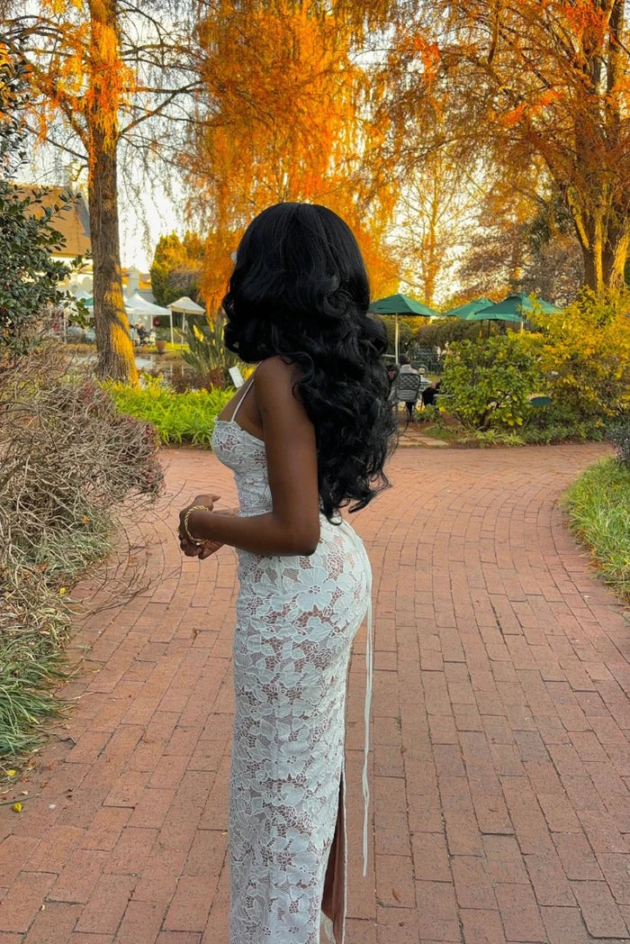 "Robe longue en dentelle florale avec décolleté en cœur, doublure nude et bretelles fines, élégance raffinée pour femme."