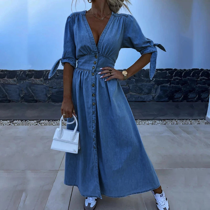 Robe longue en jean boutonnée, style décontracté.  Coupe élégante, manches 3/4. Plusieurs tailles disponibles.