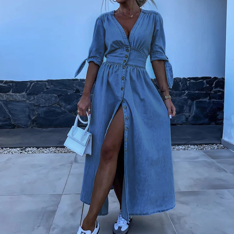 Robe longue en jean boutonnée, style décontracté.  Coupe élégante, manches 3/4. Plusieurs tailles disponibles.