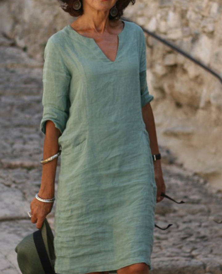 Robe longue en lin, manches longues, col V.  Coupe fluide et élégante.  Parfait pour un style décontracté chic.