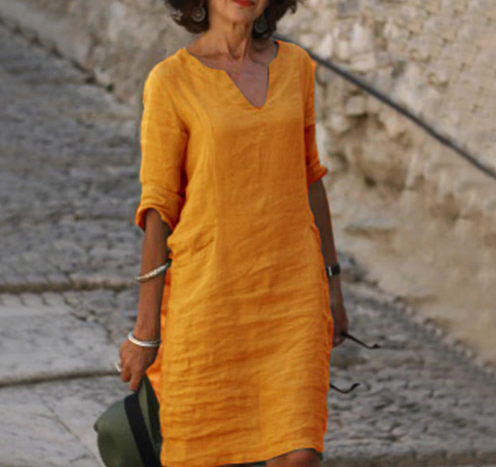Robe longue en lin, manches longues, col V.  Coupe fluide et élégante.  Parfait pour un style décontracté chic.