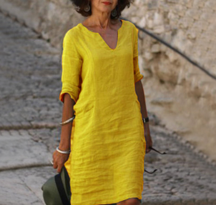 Robe longue en lin, manches longues, col V.  Coupe fluide et élégante.  Parfait pour un style décontracté chic.