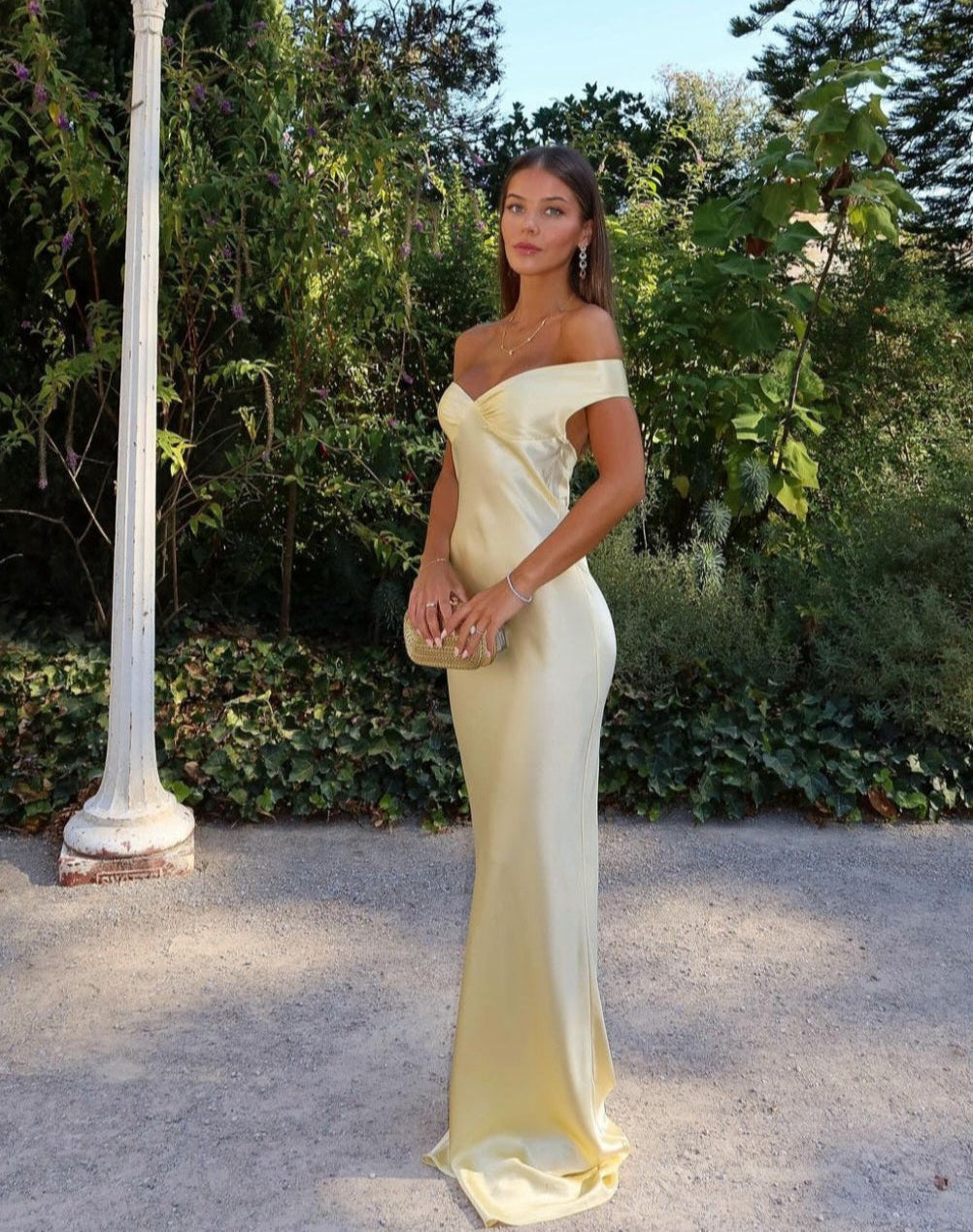 "Robe longue en satin champagne, dos nu, vue de face, silhouette fluide pour soirée élégante."