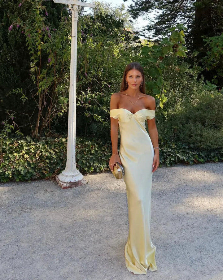 "Robe longue en satin champagne, dos nu, vue de face, silhouette fluide pour soirée élégante."