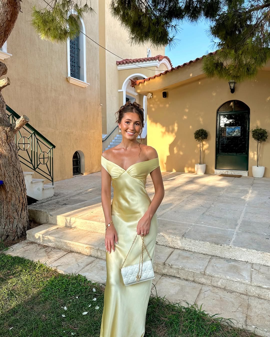 "Robe longue en satin champagne, dos nu, vue de face, silhouette fluide pour soirée élégante."