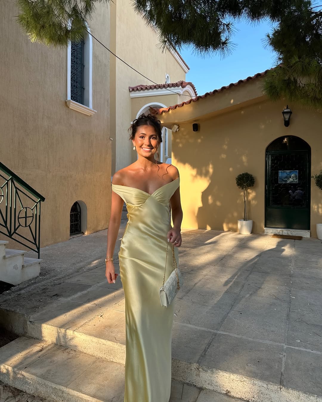 "Robe longue en satin champagne, dos nu, vue de face, silhouette fluide pour soirée élégante."