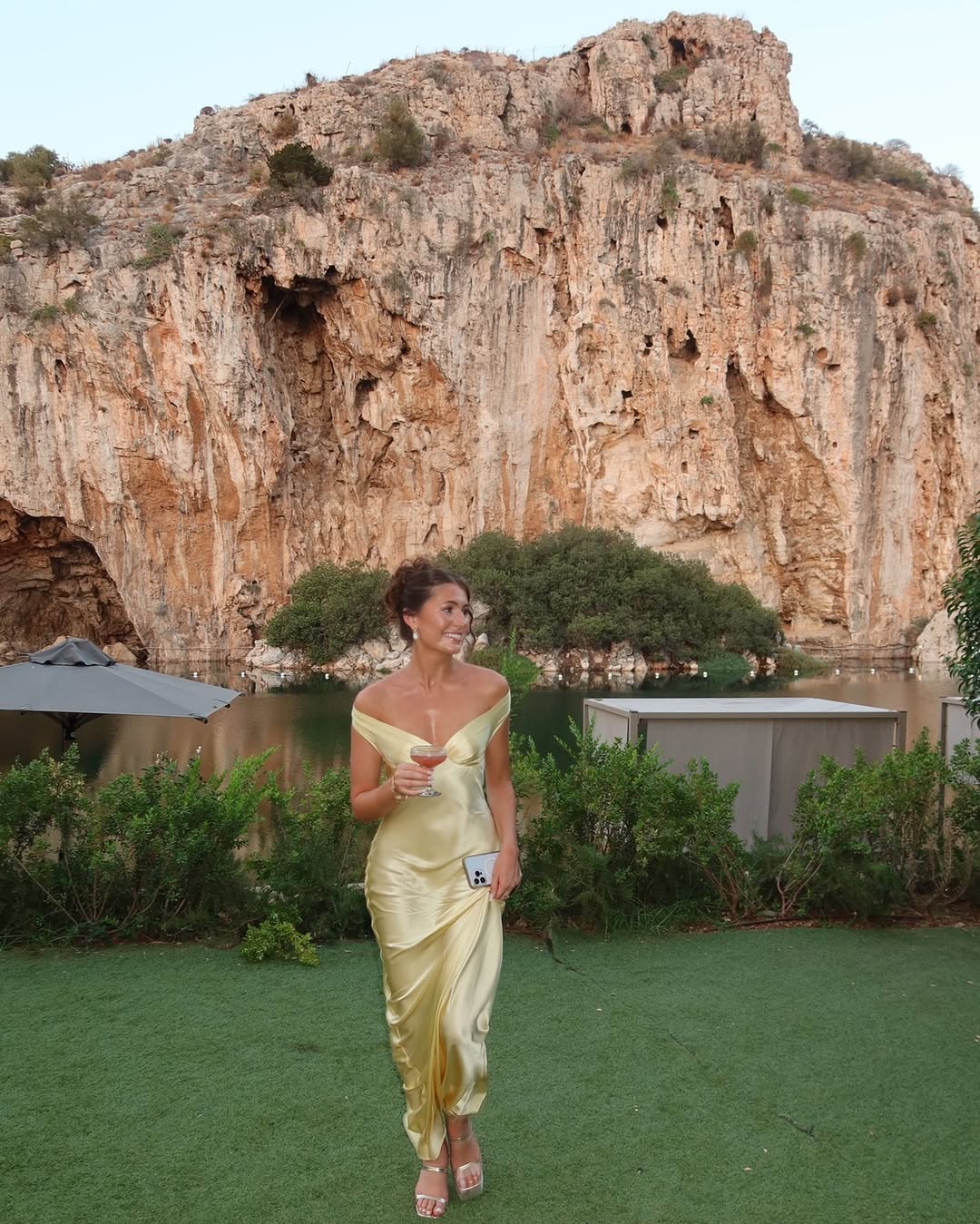 "Robe longue en satin champagne, dos nu, vue de face, silhouette fluide pour soirée élégante."