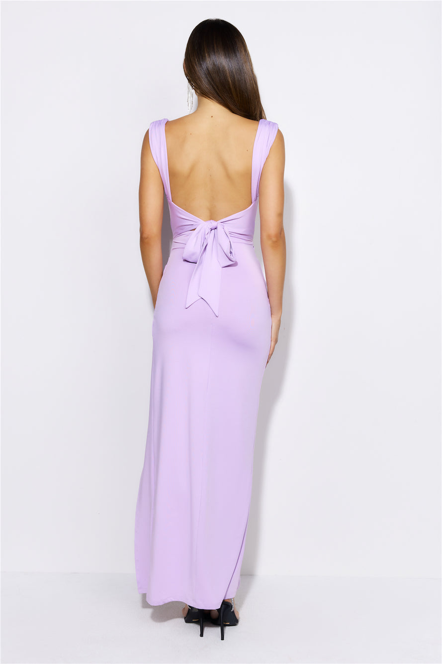 Robe longue évasée dos nu avec fente haute, décolleté bénitier élégant et tissu extensible, idéal pour soirées élégantes.
