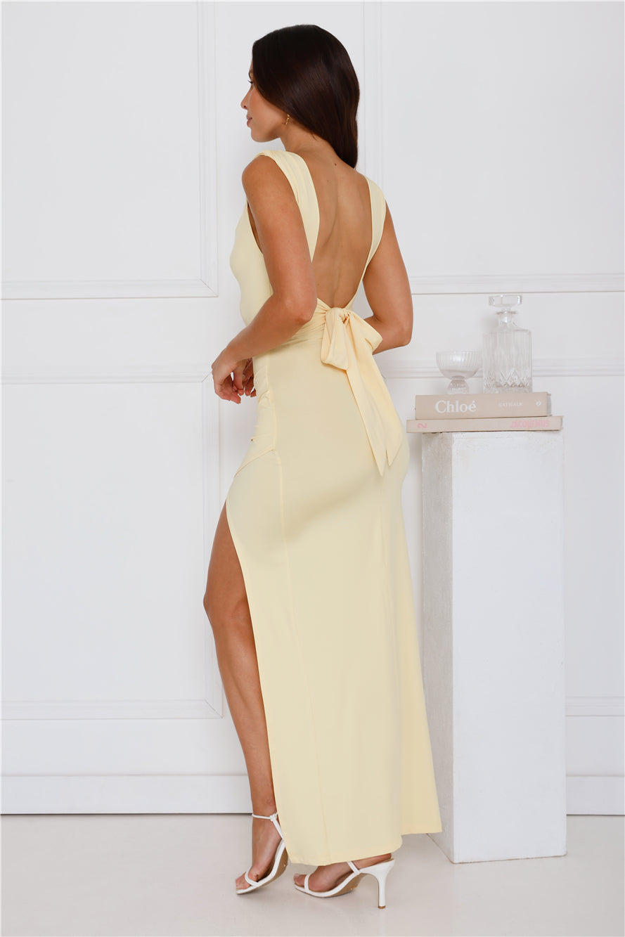 Robe longue évasée dos nu avec fente haute, décolleté bénitier élégant et tissu extensible, idéal pour soirées élégantes.