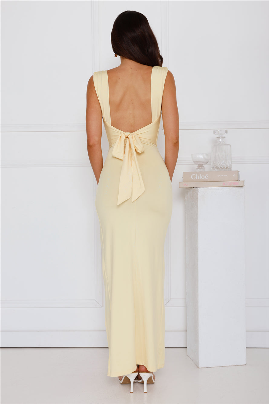 Robe longue évasée dos nu avec fente haute, décolleté bénitier élégant et tissu extensible, idéal pour soirées élégantes.