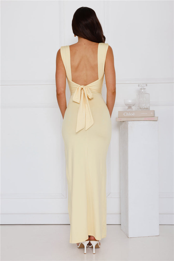 Robe longue évasée dos nu avec fente haute, décolleté bénitier élégant et tissu extensible, idéal pour soirées élégantes.