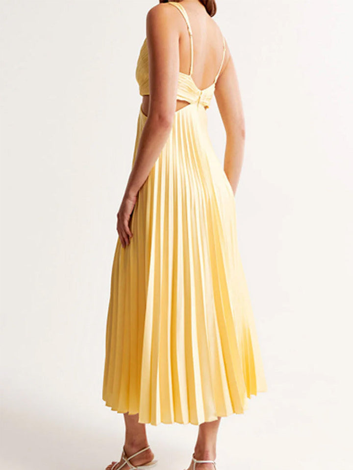 Robe longue évasée jaune, décolleté en V, dos nu, tissu fluide, look estival élégant et confortable pour femme.