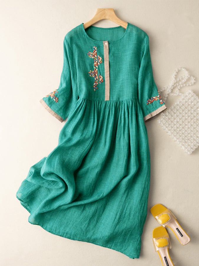 Gros plan broderies fines d'une robe femme élégante, design ethnique. Parfait pour le printemps.