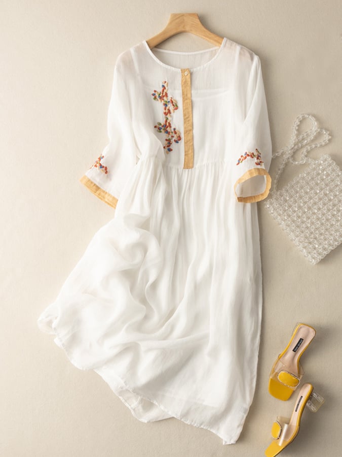 Robe femme ample et décontractée, style ethnique brodé, offrant un confort optimal pour l'été.