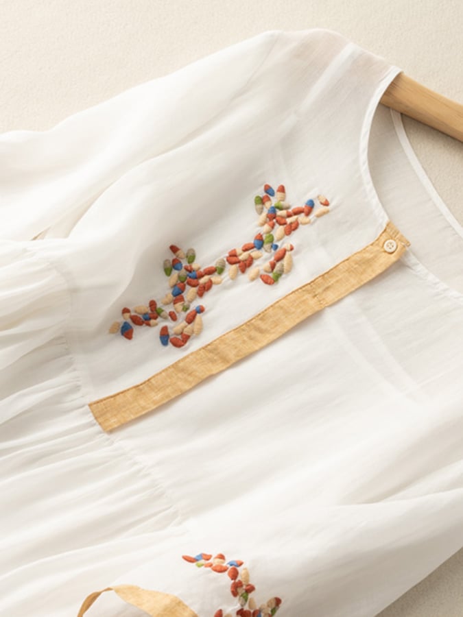 Robe femme brodée élégante, motifs ethniques, coupe ample et fluide pour un style décontracté estival.
