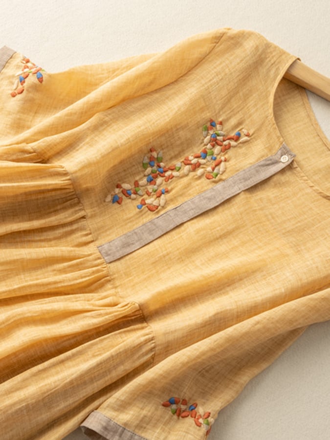Dos d'une robe femme ample brodée, détails ethniques, confort parfait pour une tenue longue d'été.
