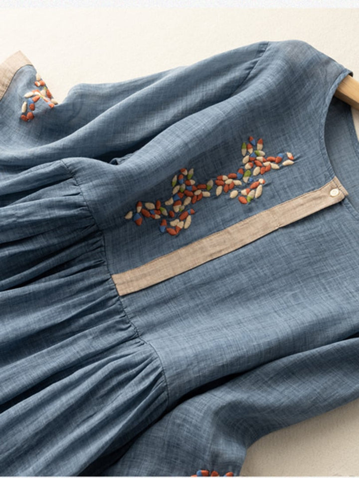 Texture tissu robe femme ethnique brodée, ample et légère, idéale pour le printemps-été décontracté.