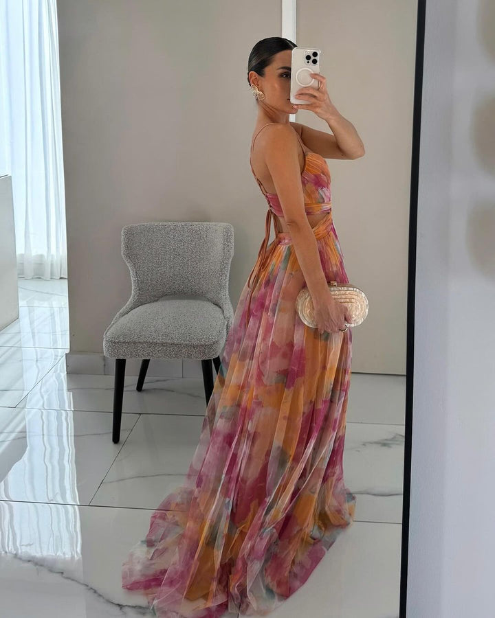 Robe de soirée élégante imprimée pour femme, style longue et fluide avec laçage. Parfaite pour toute occasion.