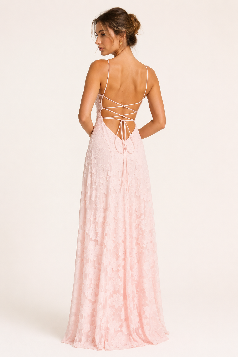 Magnifique robe fluide femme avec imprimé floral, parfaite pour une soirée chic ou un mariage estival.