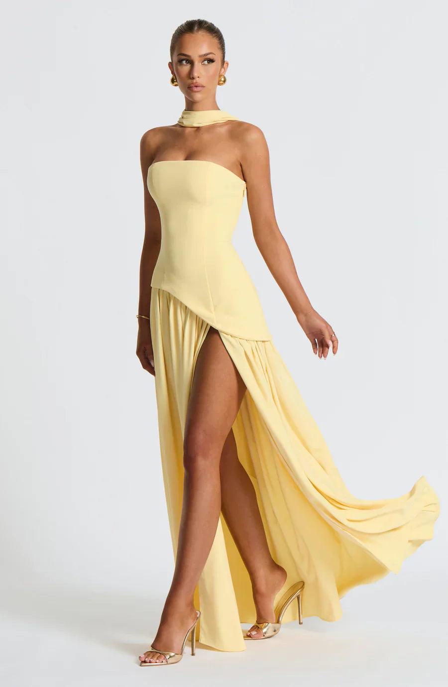 "Robe longue fendue deux tons bustier, silhouette élégante, fente haute et tissu fluide pour un look sophistiqué."
