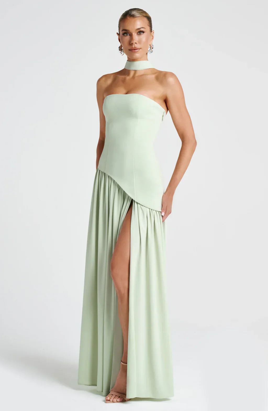 "Robe longue fendue deux tons bustier, silhouette élégante, fente haute et tissu fluide pour un look sophistiqué."