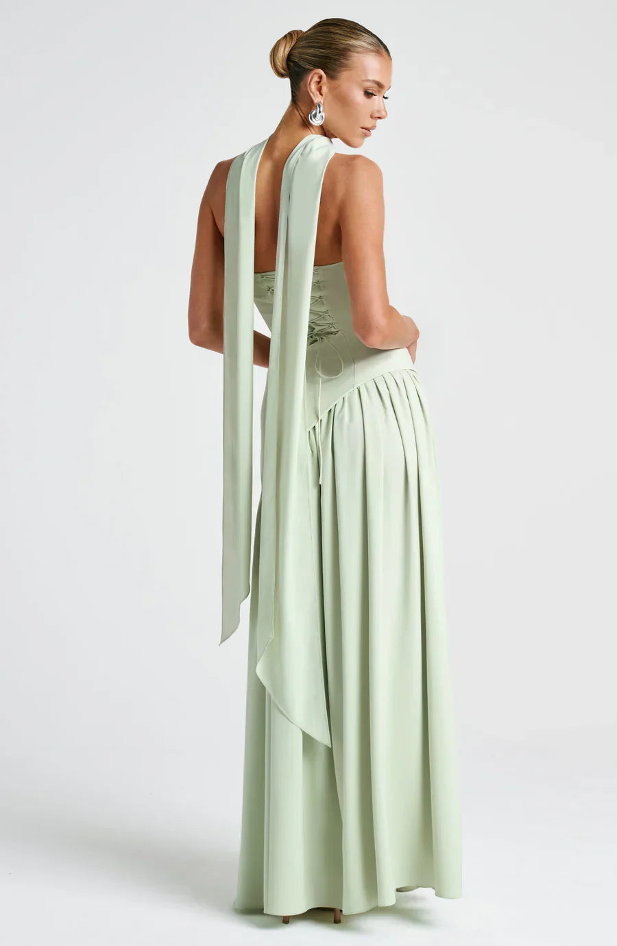 "Robe longue fendue deux tons bustier, silhouette élégante, fente haute et tissu fluide pour un look sophistiqué."