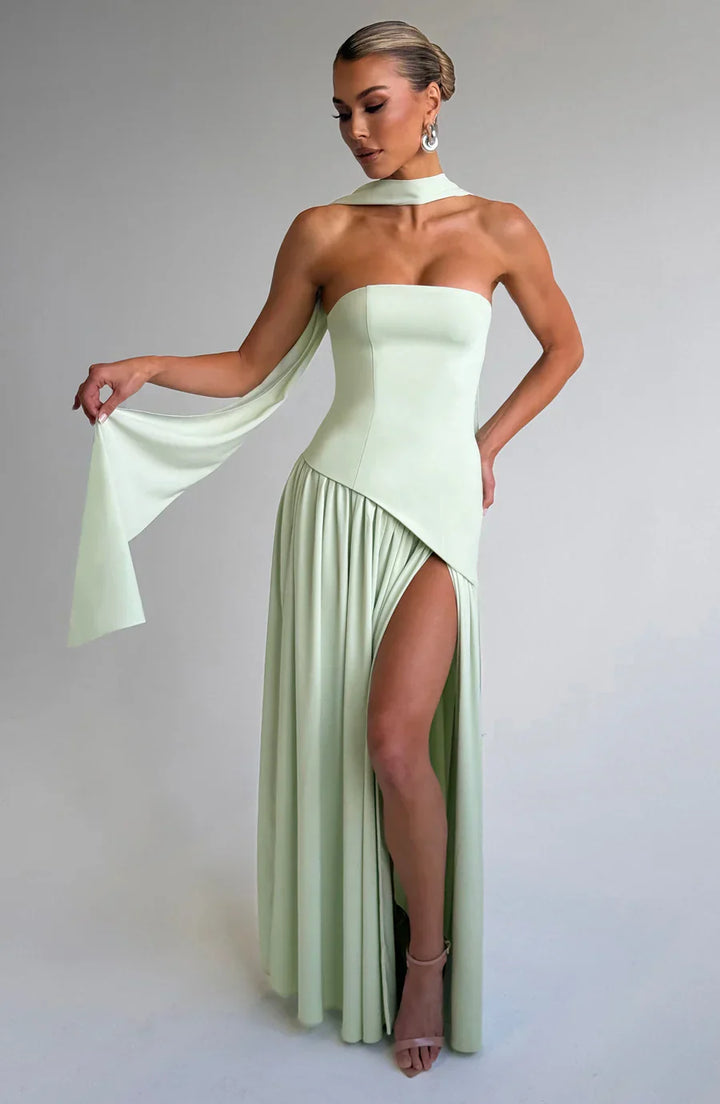 "Robe longue fendue deux tons bustier, silhouette élégante, fente haute et tissu fluide pour un look sophistiqué."