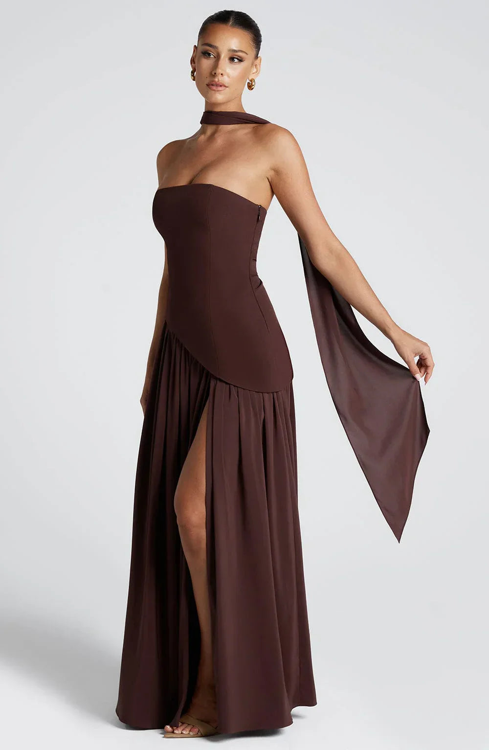 "Robe longue fendue deux tons bustier, silhouette élégante, fente haute et tissu fluide pour un look sophistiqué."