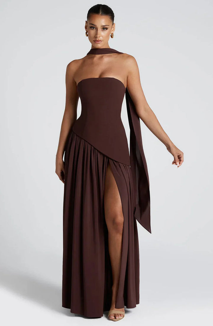 "Robe longue fendue deux tons bustier, silhouette élégante, fente haute et tissu fluide pour un look sophistiqué."
