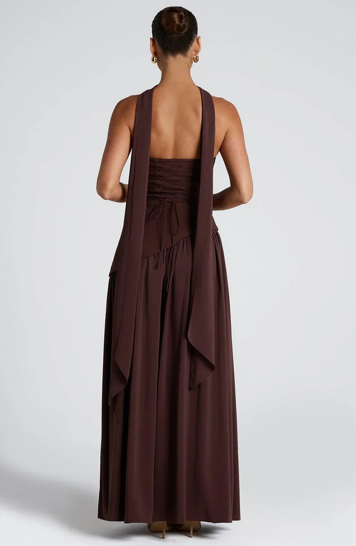 "Robe longue fendue deux tons bustier, silhouette élégante, fente haute et tissu fluide pour un look sophistiqué."