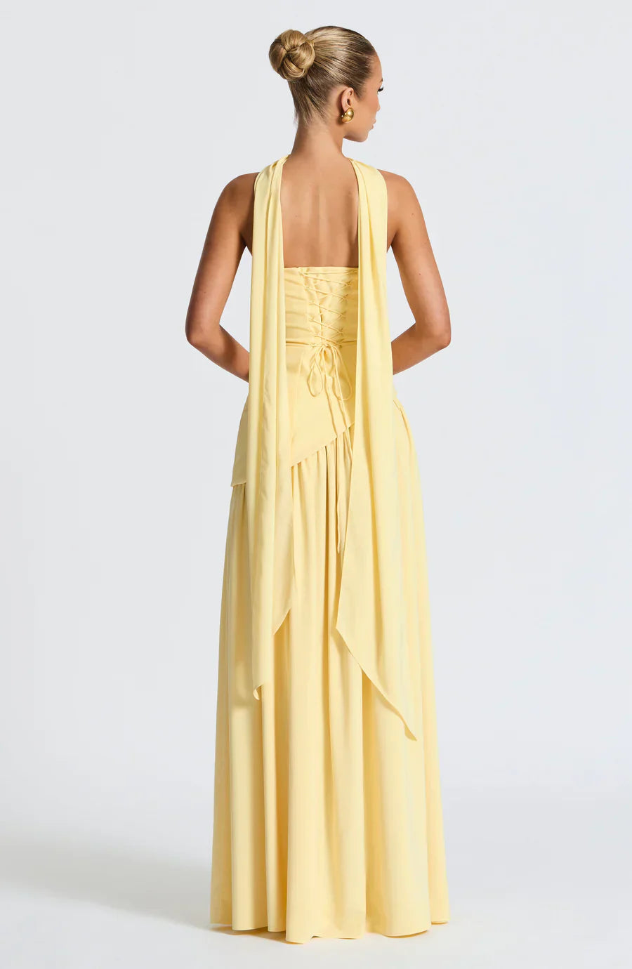 "Robe longue fendue deux tons bustier, silhouette élégante, fente haute et tissu fluide pour un look sophistiqué."
