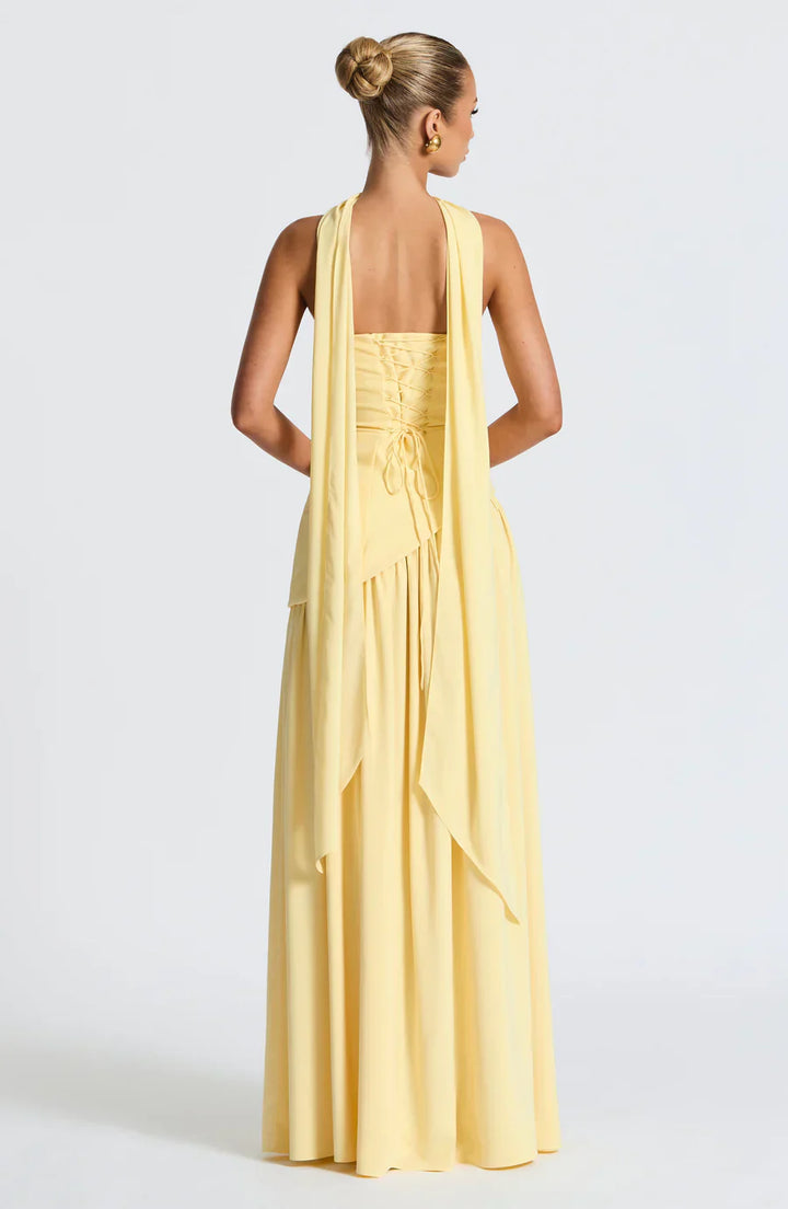 "Robe longue fendue deux tons bustier, silhouette élégante, fente haute et tissu fluide pour un look sophistiqué."