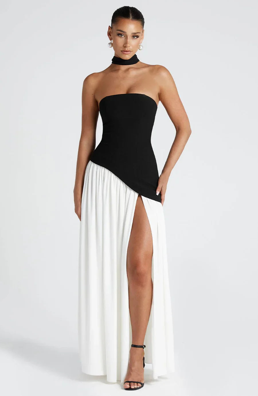 "Robe longue fendue deux tons bustier, silhouette élégante, fente haute et tissu fluide pour un look sophistiqué."