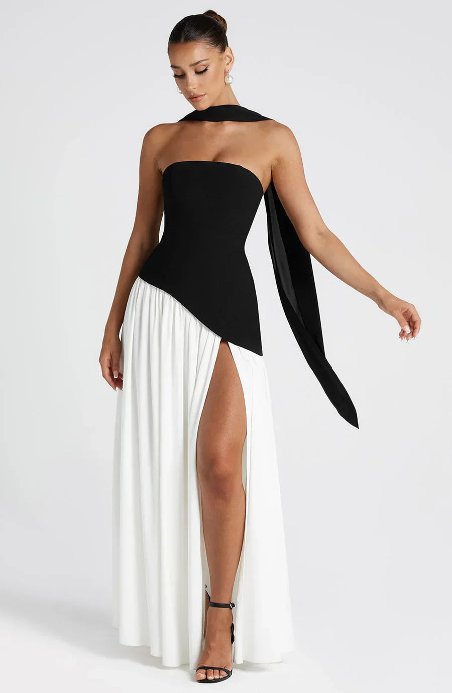"Robe longue fendue deux tons bustier, silhouette élégante, fente haute et tissu fluide pour un look sophistiqué."