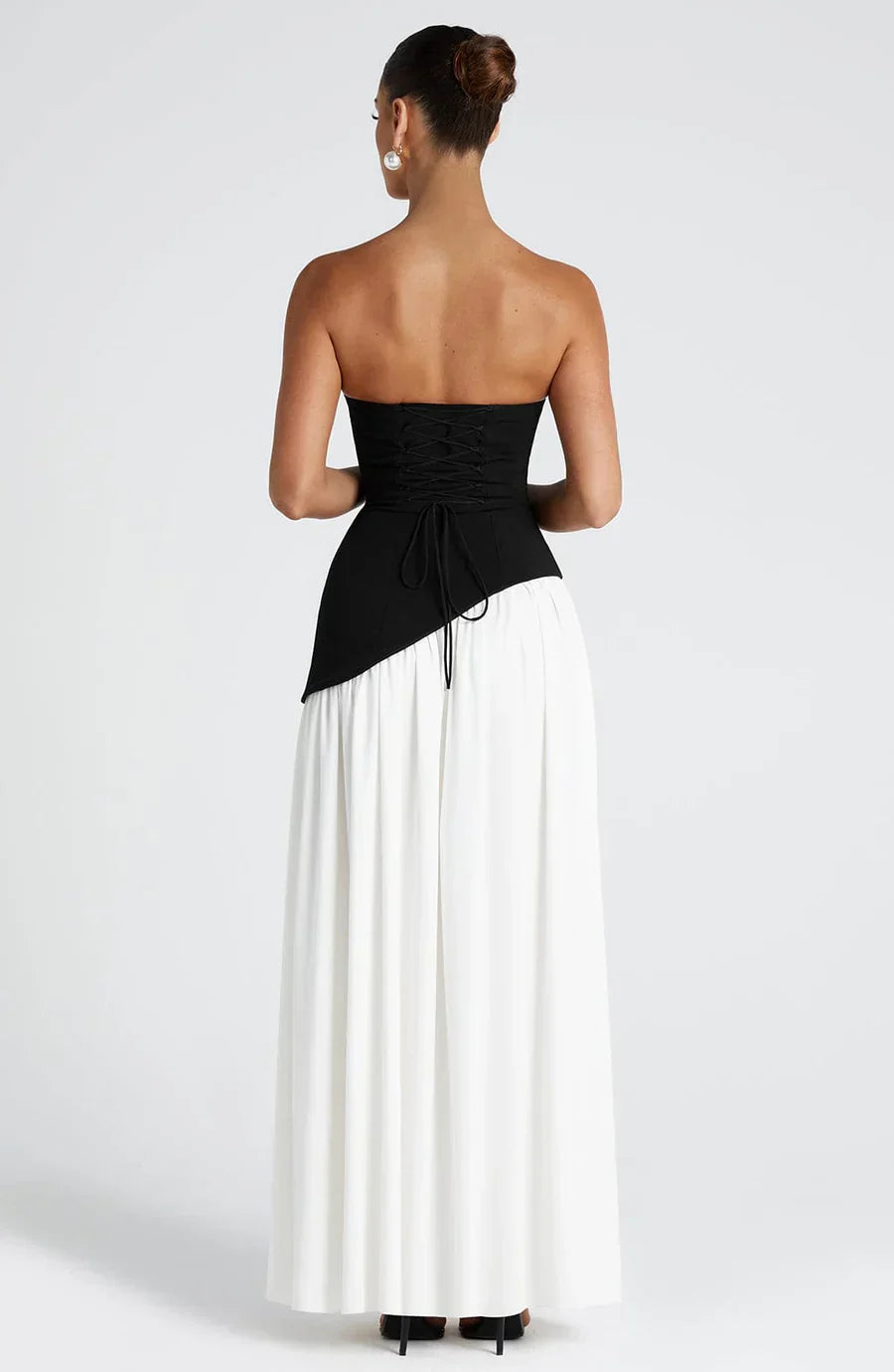 "Robe longue fendue deux tons bustier, silhouette élégante, fente haute et tissu fluide pour un look sophistiqué."
