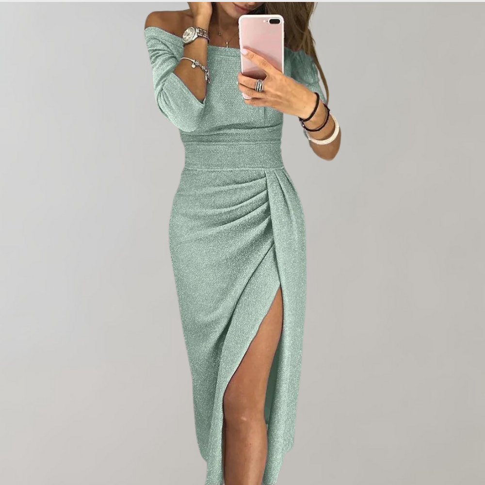 Robe longue fendue, élégante et chic.  Coupe raffinée, épaules dégagées, tissu fluide.  Parfaite pour soirée.