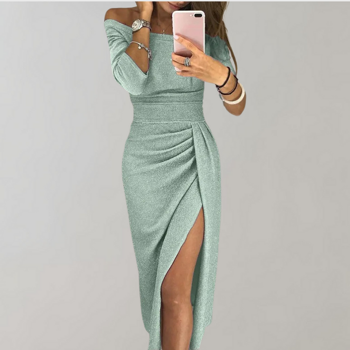 Robe longue fendue, élégante et chic.  Coupe raffinée, épaules dégagées, tissu fluide.  Parfaite pour soirée.