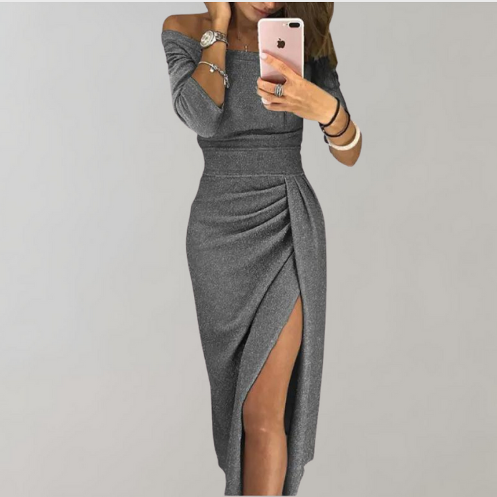 Robe longue fendue, élégante et chic.  Coupe raffinée, épaules dégagées, tissu fluide.  Parfaite pour soirée.