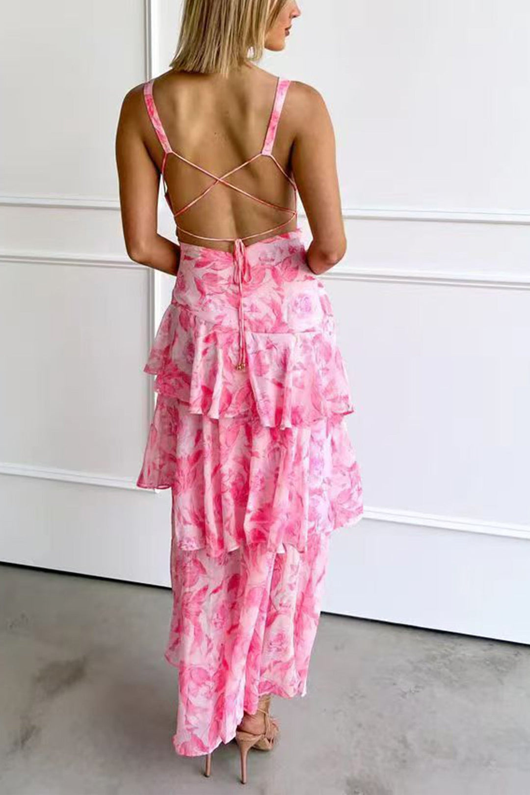 Robe de soirée femme, longue et fleurie, avec des volants, pour un look élégant et raffiné.