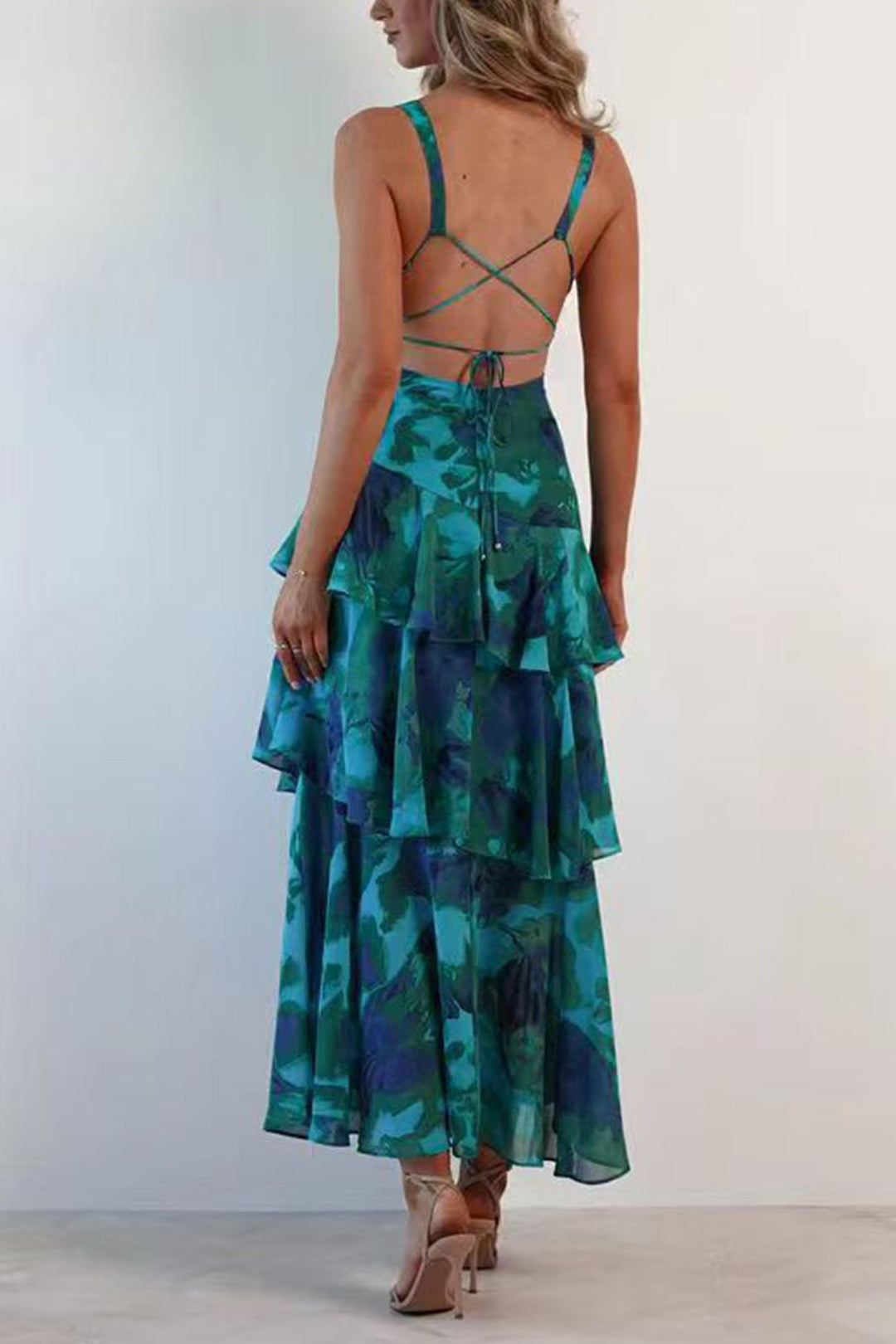 Tenue chic femme, robe longue fleurie à volants, parfaite pour les cérémonies et soirées d'été.