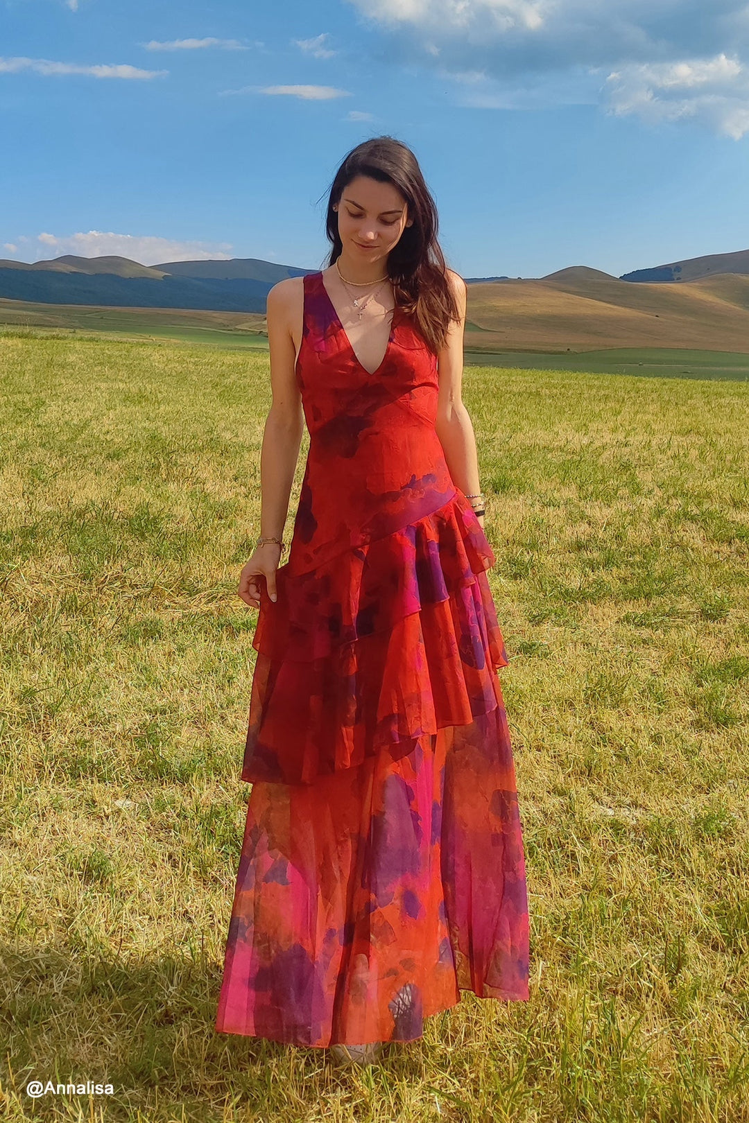 Mode femme été : robe longue fleurie avec volants, élégante et tendance pour le printemps-été.