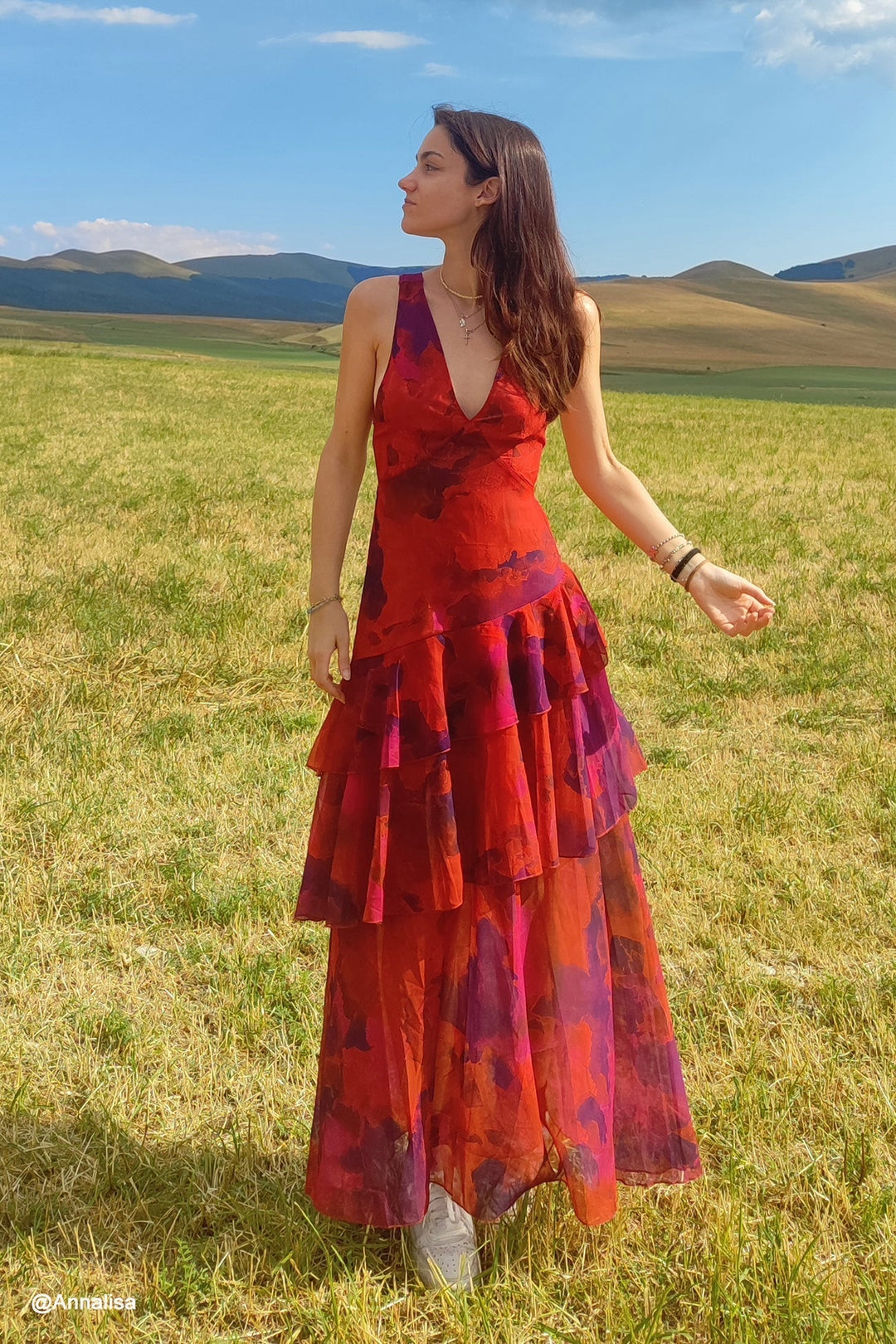 Robe longue élégante à motifs fleuris et volants, idéale pour femmes, cérémonies ou sorties estivales.