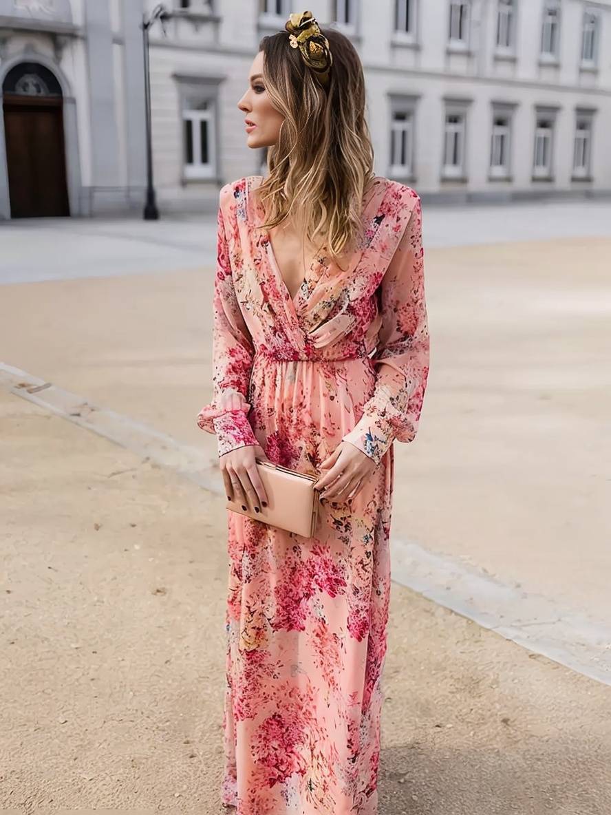Maxi robe rose fluide sans manches pour femme, motif floral chic, idéale pour invitée ou tenue estivale.