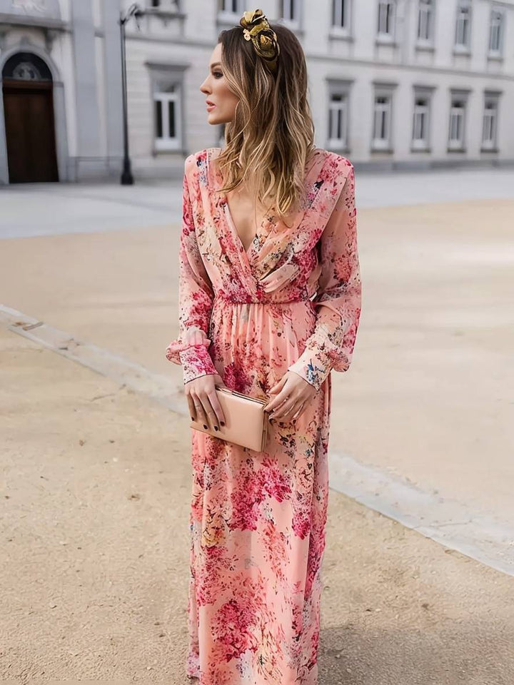 Maxi robe rose fluide sans manches pour femme, motif floral chic, idéale pour invitée ou tenue estivale.