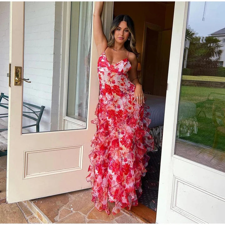 "Robe longue florale à volants, bretelles fines, motif romantique, idéale pour l'été, élégance féminine estivale."