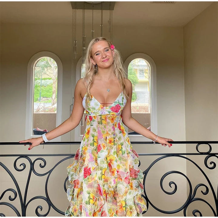 "Robe longue florale à volants, bretelles fines, motif romantique, idéale pour l'été, élégance féminine estivale."