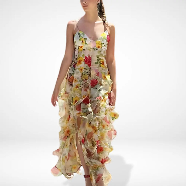 "Robe longue florale à volants, bretelles fines, motif romantique, idéale pour l'été, élégance féminine estivale."