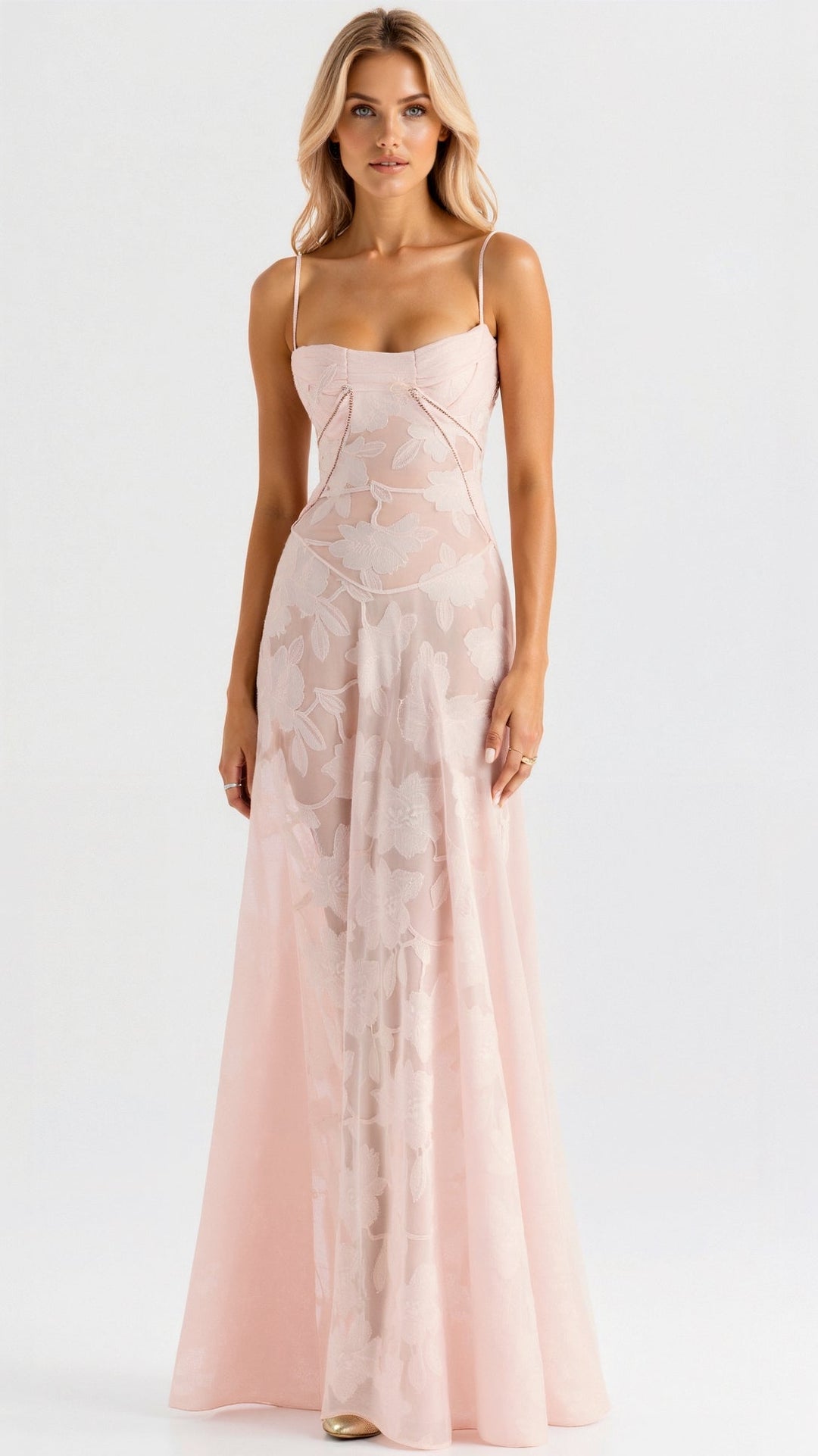 "Robe longue florale élégante avec bretelles fines et jupe évasée, idéale pour mariages et soirées d'été."